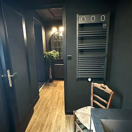 La Black / Les Romantiques A Centre Historique Apartment *
